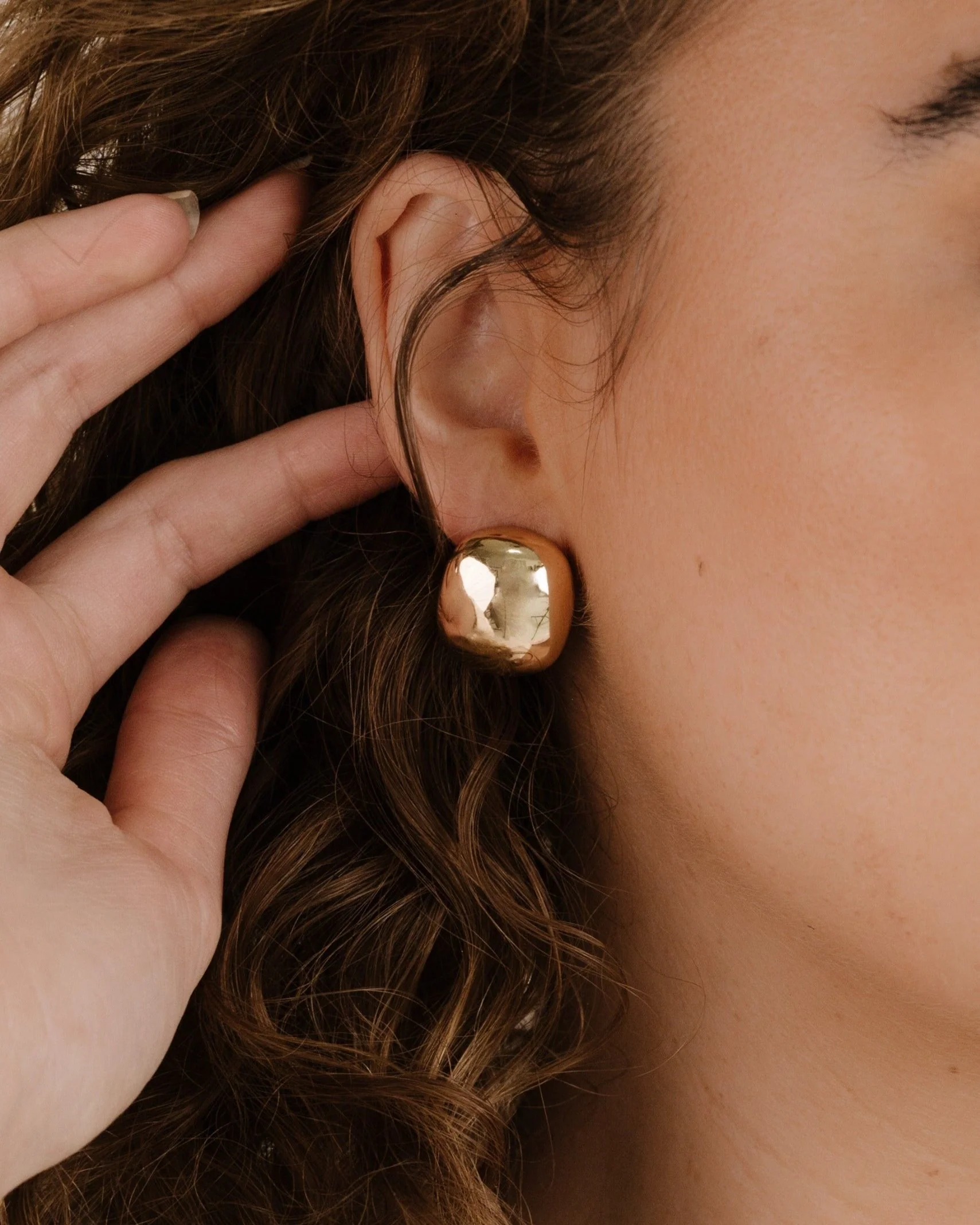 Minimal Curved Square Stud Earrings - Image 6