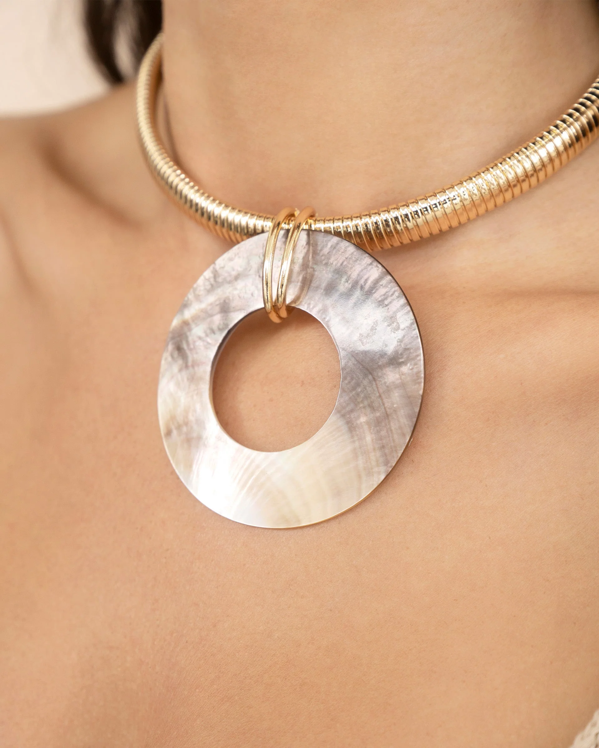 Shell Open Circle Pendant Flex Chain Necklace - Image 4